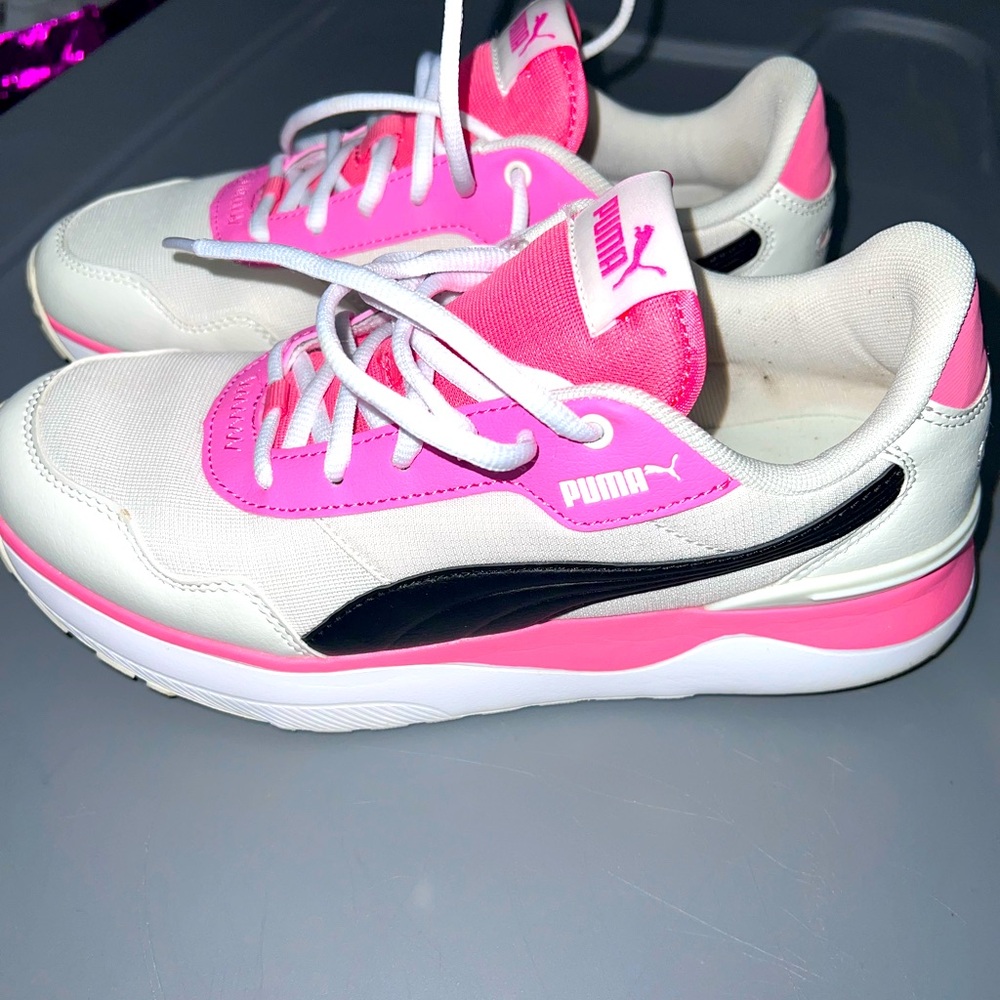 Woman’s Puma Sneakers